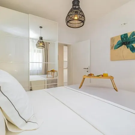 4-star, Terrace 16m2 & Seaview,4min Walk To Beach, 2 Private Parking Spaces *