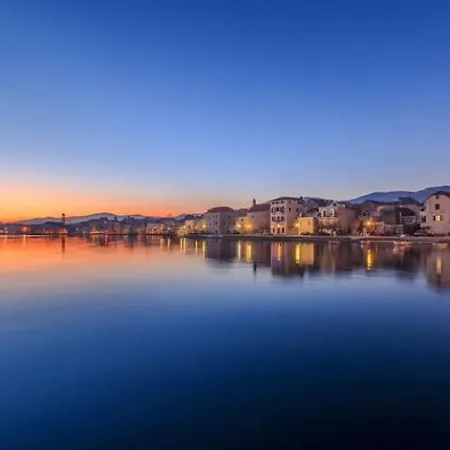 Apartment 4-star, Terrace 16m2 & Seaview,4min Walk To Beach, 2 Private Parking Spaces Kastela