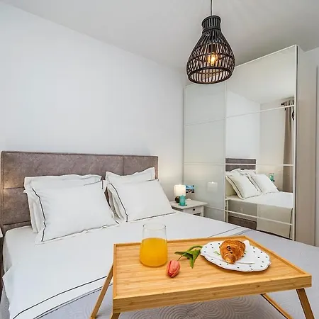 4-star, Terrace 16m2 & Seaview,4min Walk To Beach, 2 Private Parking Spaces Apartment