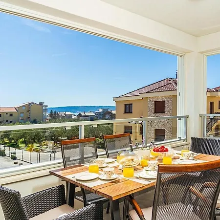 Apartment 4-star, Terrace 16m2 & Seaview,4min Walk To Beach, 2 Private Parking Spaces Kastela