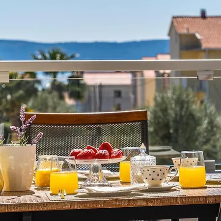 4-star, Terrace 16m2 & Seaview,4min Walk To Beach, 2 Private Parking Spaces Kastela